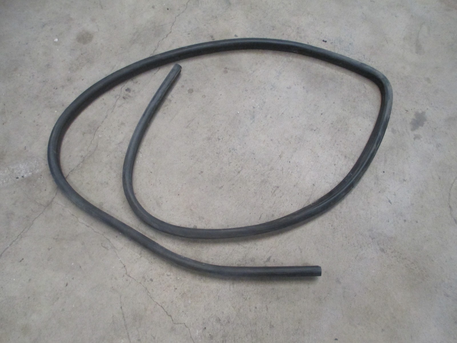 Maserati Quattroporte - LH Door Rubber Gasket # 67475500