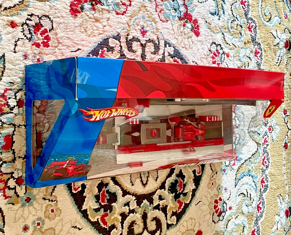 Hot Wheels Ferrari Team Truck F1 Formula One nuovo sigillato - Immagine 4 di 4