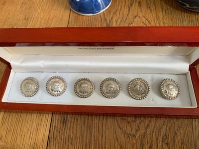 EIN SET AUS SECHS STERLINGSILBER KNÖPFEN BIRMINGHAM 1900 JUGENDSTIL IN BOX.