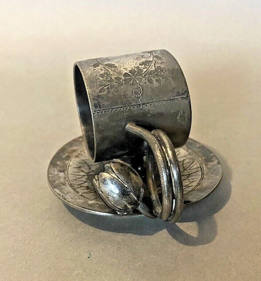 ANTIGUO ANILLO SERVILLETA PLATO PLATA VICTORIANO ROGERS CON ALMOHADILLA DE LIRIO Y FLOR Foto 3 de 4