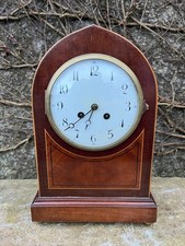 Antique wooden mantel clock, 32 cm high, 21 cm wide.