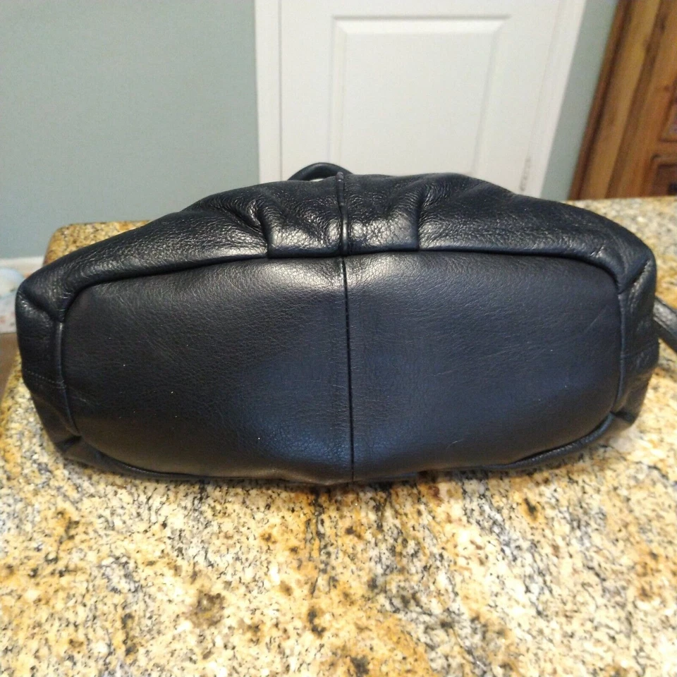 Bolso de hombro convertible de cuero granulado negro Calvin Klein con acento de hebilla Foto 3 de 4