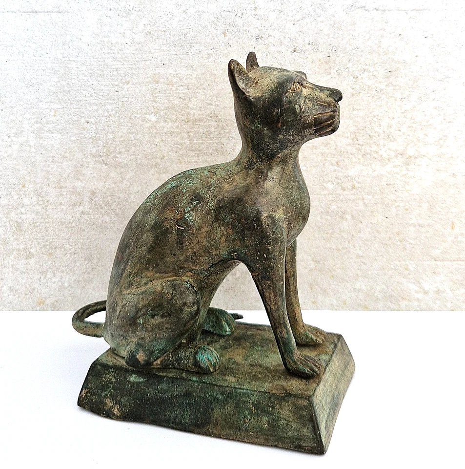 Sculpture animalière ancienne en bronze patiné: "Chat assis". - Photo 3/4