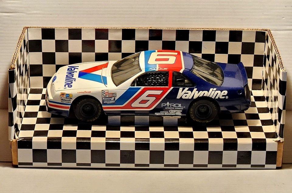 NASCAR Mark Martin #6 Valvoline 1993 FORD THUNDERBIRD DieCast 1:18 Model by ERTL - Image 2 of 4