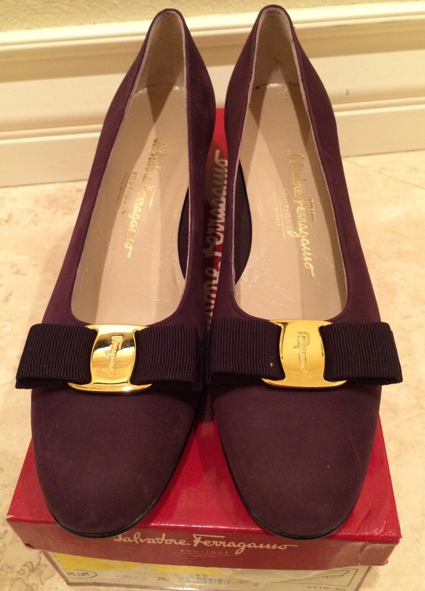 SALVATORE FERRAGAMO RARE Plum Suede Leather Vara Bow Low  display picture 2