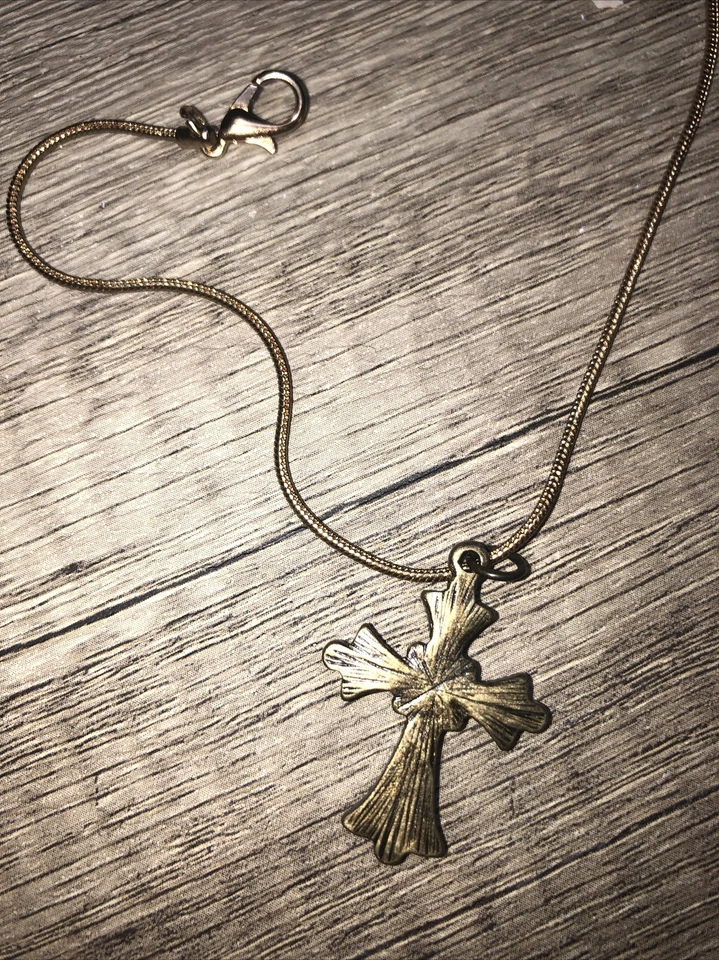 Pulsera de color dorado, dije de cruz con inserciones de vidrio corte diamante y cierre de langosta Foto 2 de 4