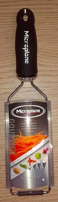 Microplane Küchenhelfer Gourmet Serie Feine Julienne Reibe Schw