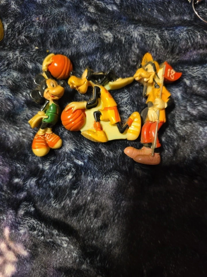Magnetismo raro de Mickey Mouse e Pateta jogando basquete e golfe - Imagem 2 de 4