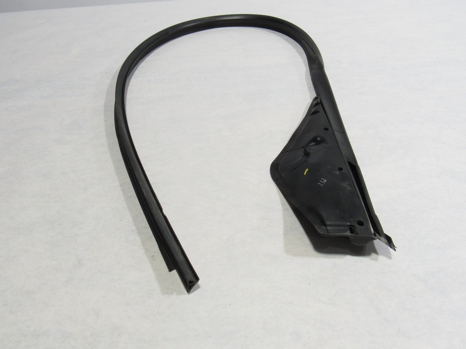 18-21 Aston Martin Vantage 2019 Left Driver Window Weatherstrip Seal Rubber ;:O