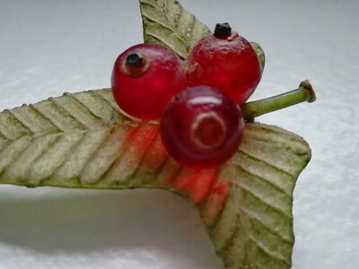 Broche Vintage En Talosel Monique Vedie - Élève De Line Vautrin, Rouge Et Vert, Excellent état