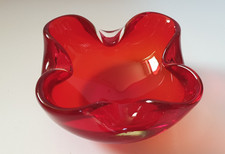 Glas Aschenbecher rot geschwungene Form