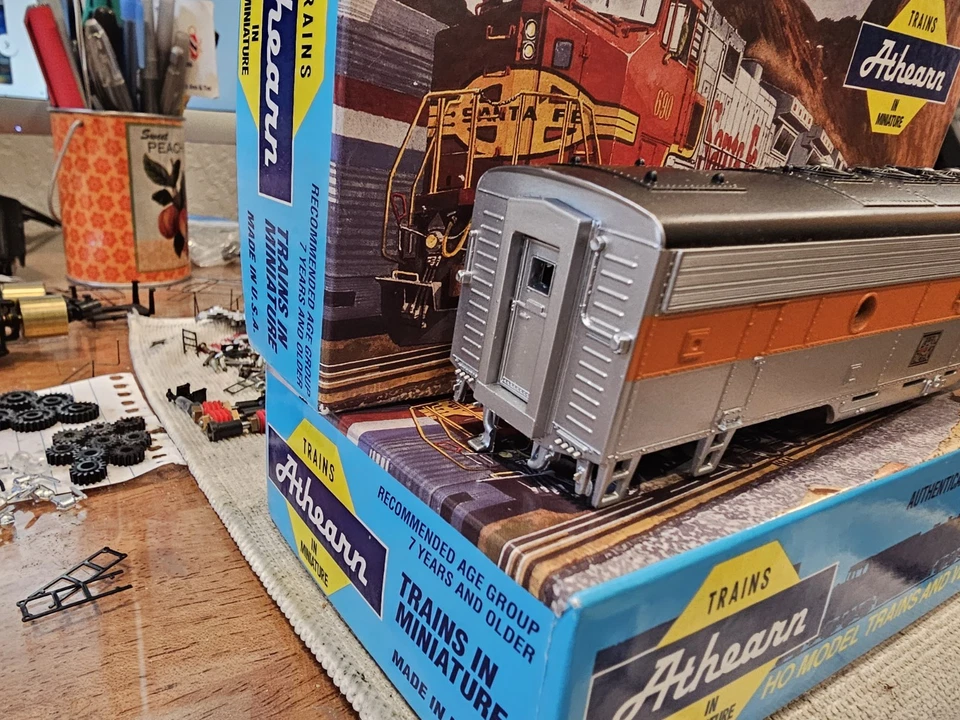 ATHEARN F7B WESTERN PACIFIC SHELL ONLY HO SCALE - Image 2 of 4