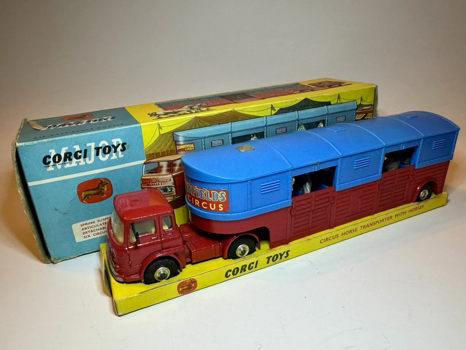 Corgi Major #1130 Chipperfields Circus Bedford Horse Transporter w/Horses w/Box - Image 2 of 4