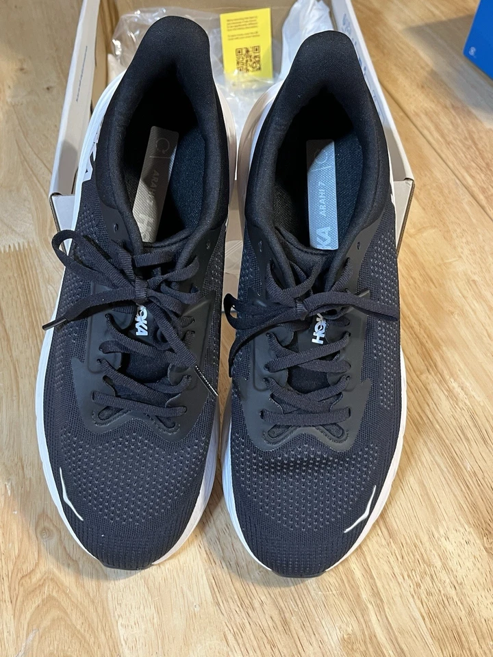 🔥🔥 Zapatos para correr Hoka One One Arahi 7 para hombre talla 10D negros/blancos; excelente estado Foto 2 de 4