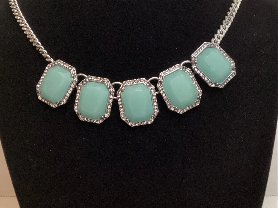 Collar Jessica Simpson verde llamativo Foto 2 de 4