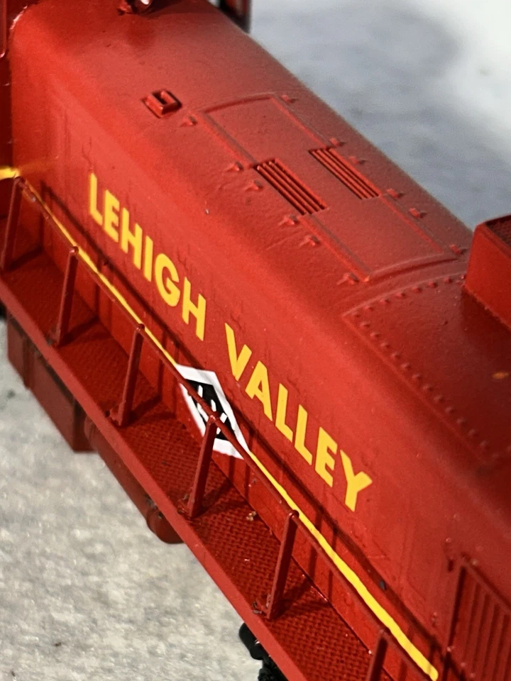 Beautiful Atlas Classic Lehigh Valley RR Alco RS-3 Loco HO - Image 4 of 4