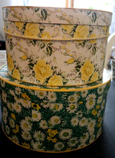 2 VINTAGE HAT BOXES: SM ROUND YELLOW ROSES, MED ROUND GREEN DAISIES, 7  TALL