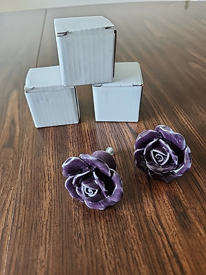 Juego de 5 perillas de extracción de cajones de cerámica púrpura rosa brote flor tocador nuevo de stock Foto 2 de 4