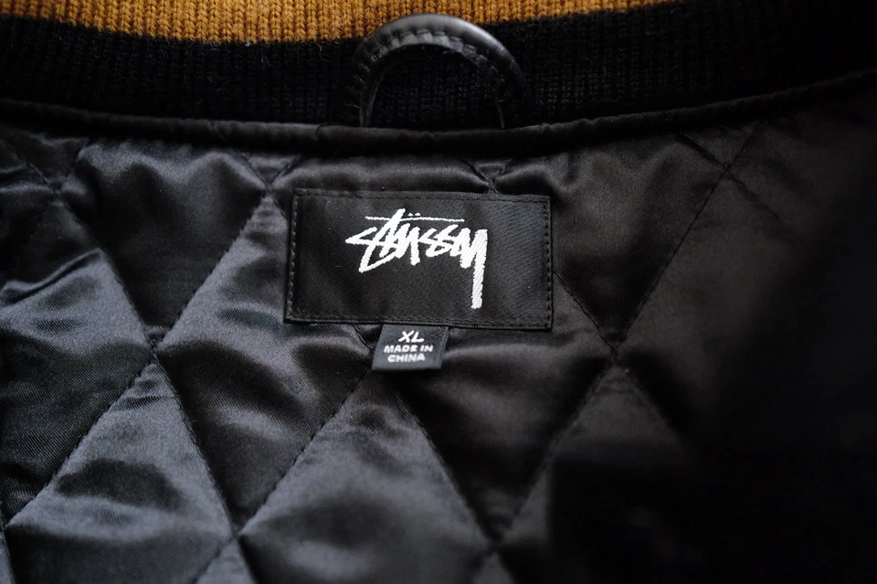 Chaqueta de cuero negra universitaria Stussy 40 aniversario IST para hombre talla XL  Foto 3 de 4