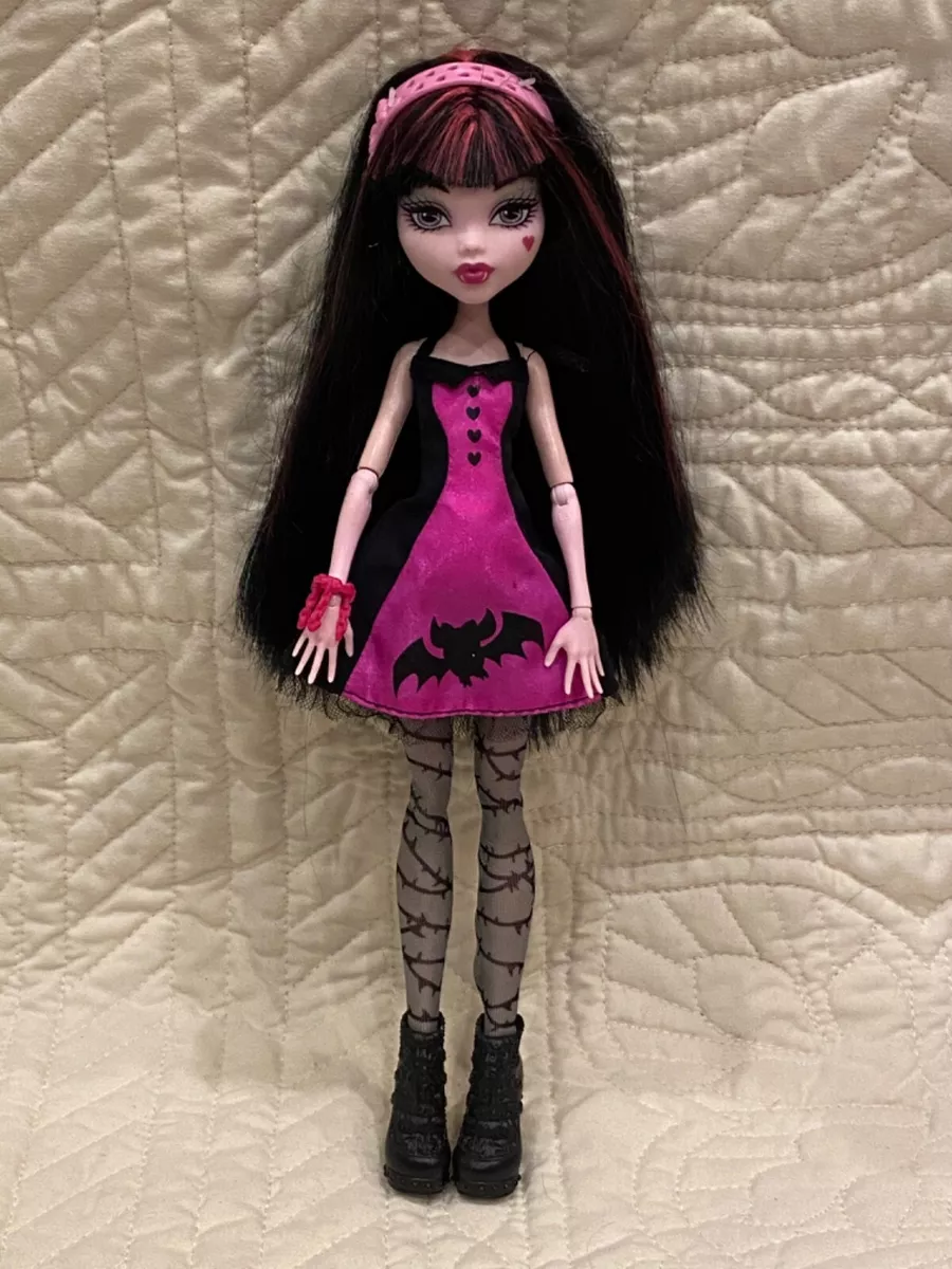 Monster High Draculaura Fashion Doll with Pink & Black Hair, Signature  Look, Accessories & Pet Bat