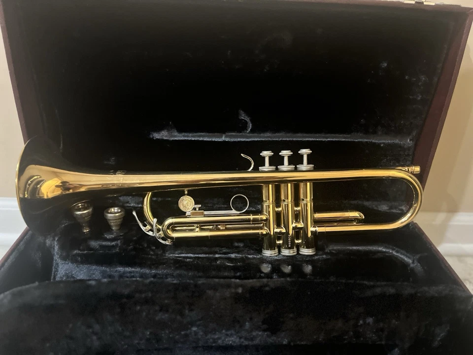 Trompete Holton BB com acessórios - Imagem 3 de 4