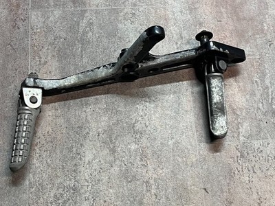 Kawasaki ZR 550 Zephyr Fussrastenhalter Rechts 35011-1503 Footpeg Fahrer Sozius