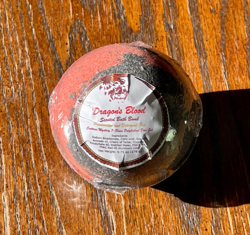 Bomba de baño poliédrica Dragon's Blood 10 oz con conjunto de 7 dados de resina misteriosa - Imagen 7 de 8