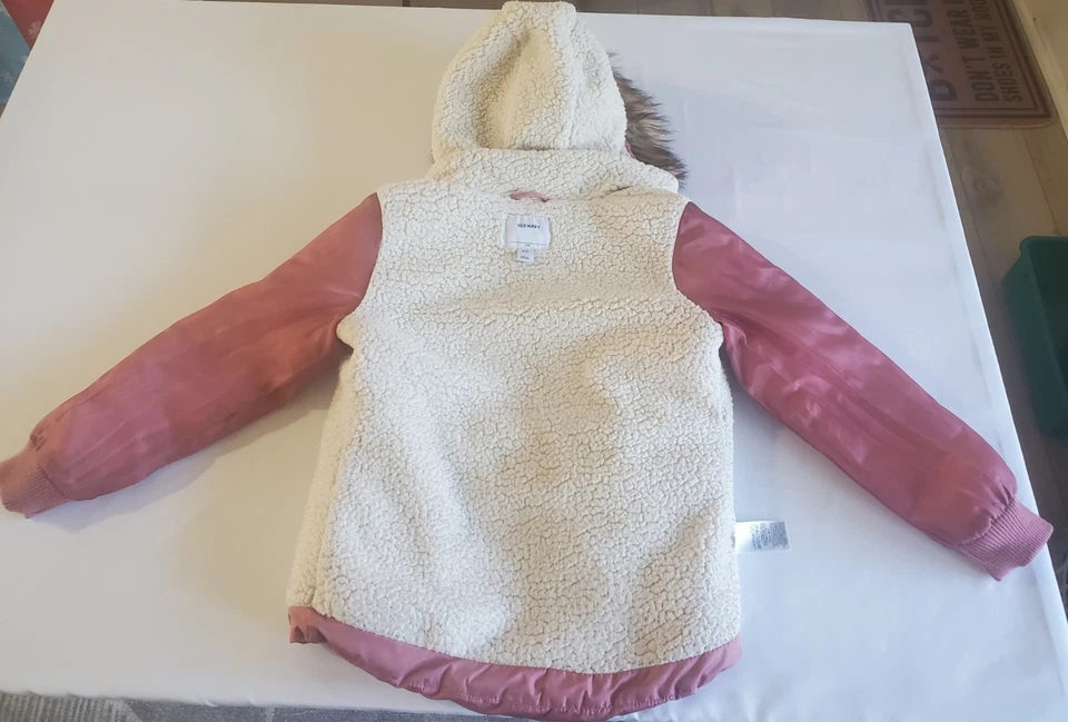 Pre-Loved Girls Rose Quilted Old Navy Puff Jacket Coat Size 8 Hooded W/ Pockets - Image 4 of 4