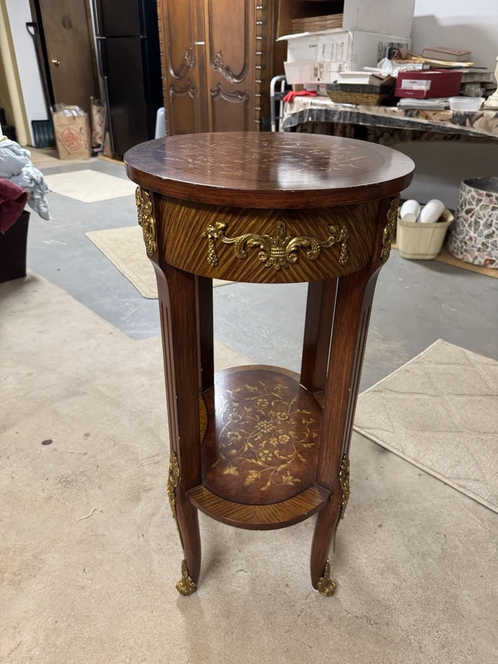 Mesa auxiliar de centro vintage francesa estilo Luis XV tallada en nogal y madera satinada Foto 4 de 4