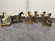6 Pferde Figuren Deko mit Holzsockel