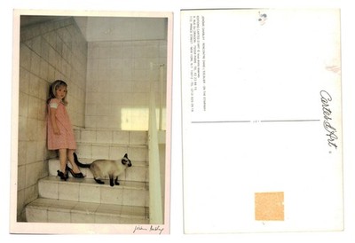Vintage Postkarte - Mädchen und Siamkatze auf Treppe - Fotokunst - UNBESPIELT