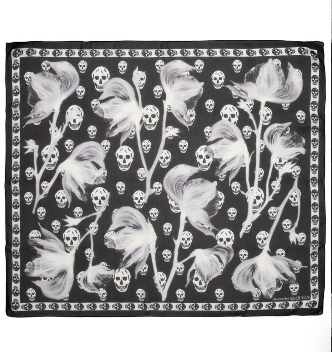 小物 archive Alexander McQueen skull scarf Classic Silk Skull Scarf in Black | Alexander McQueen US