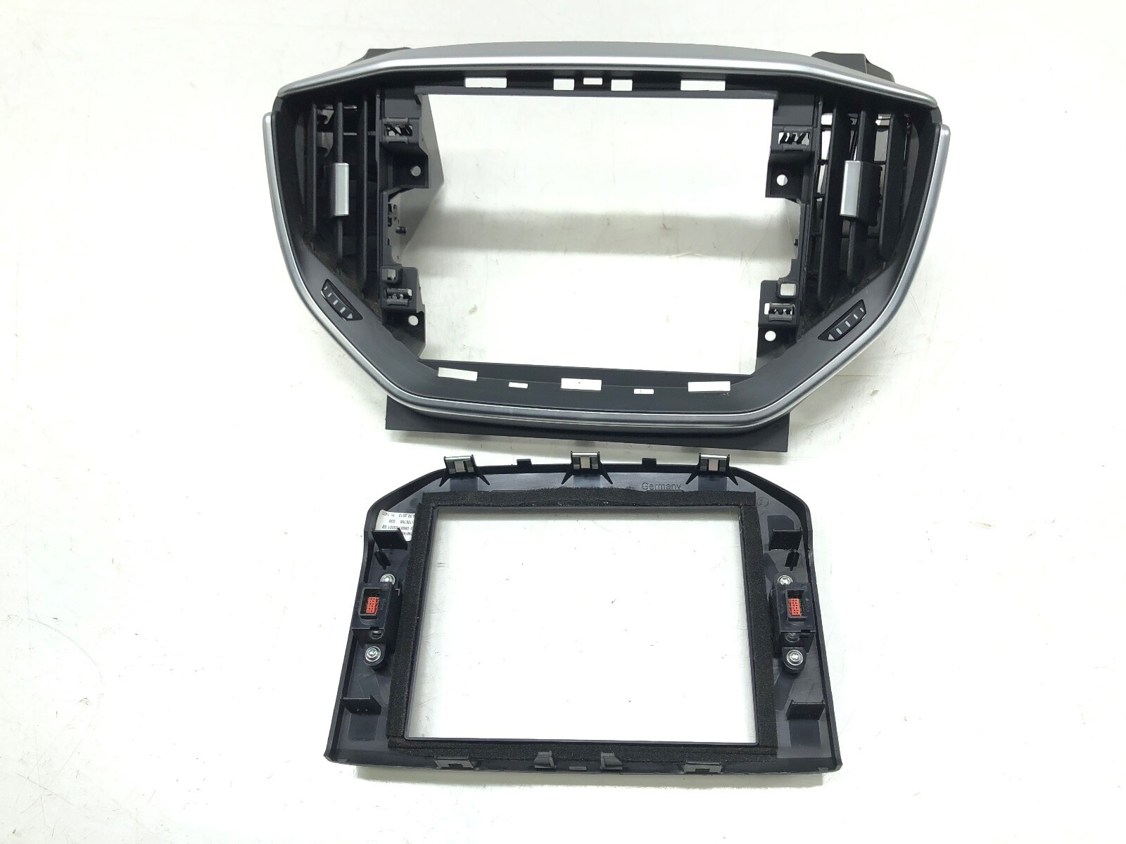 2014-2019 MASERATI GHIBLI FRONT CENTRAL BEZEL TRIM W/ GRILLE OEM.
