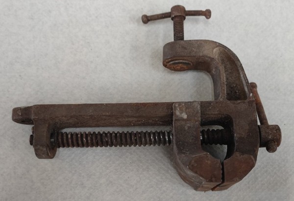 ANTIGUO TORNILLO O TORNO DE BANCO DE TRABAJO, MORDAZA