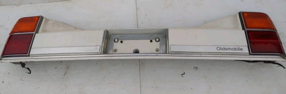 Oldsmobile Delta 88 1986-1990 luz trasera cabezal acabado panel cenefa OEM Foto 3 de 4