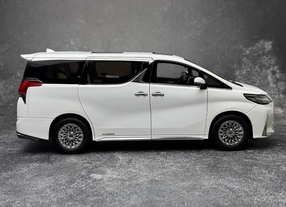 KYOSHO 1/18 Scale LEXUS LM300h MPV White Diecast Car Model Toy