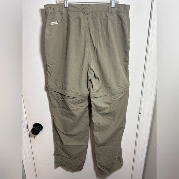 Columbia is UPF 30+ convertible hiking trail zipper shorts to pants size large - Image 2 of 4
