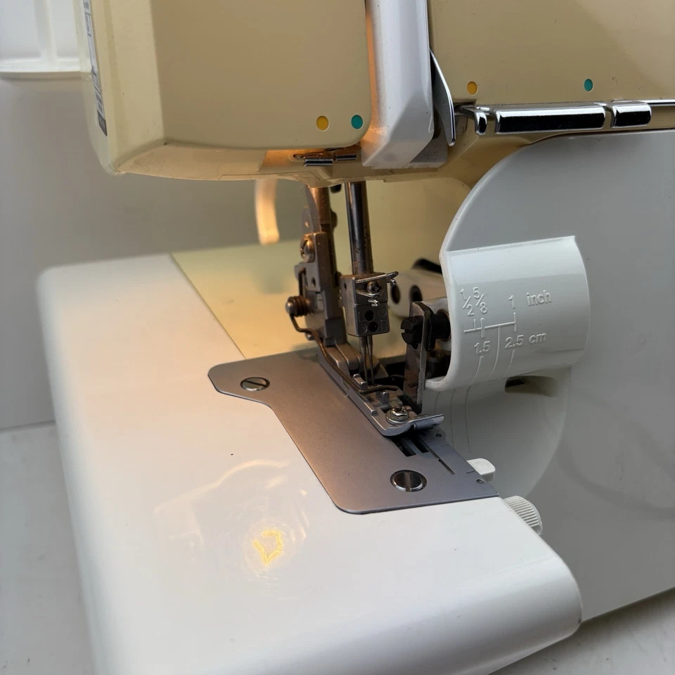 (Leer Descripción) Máquina de Coser Bernina 1100D Overlocker Serger Probada Funciona Foto 3 de 4