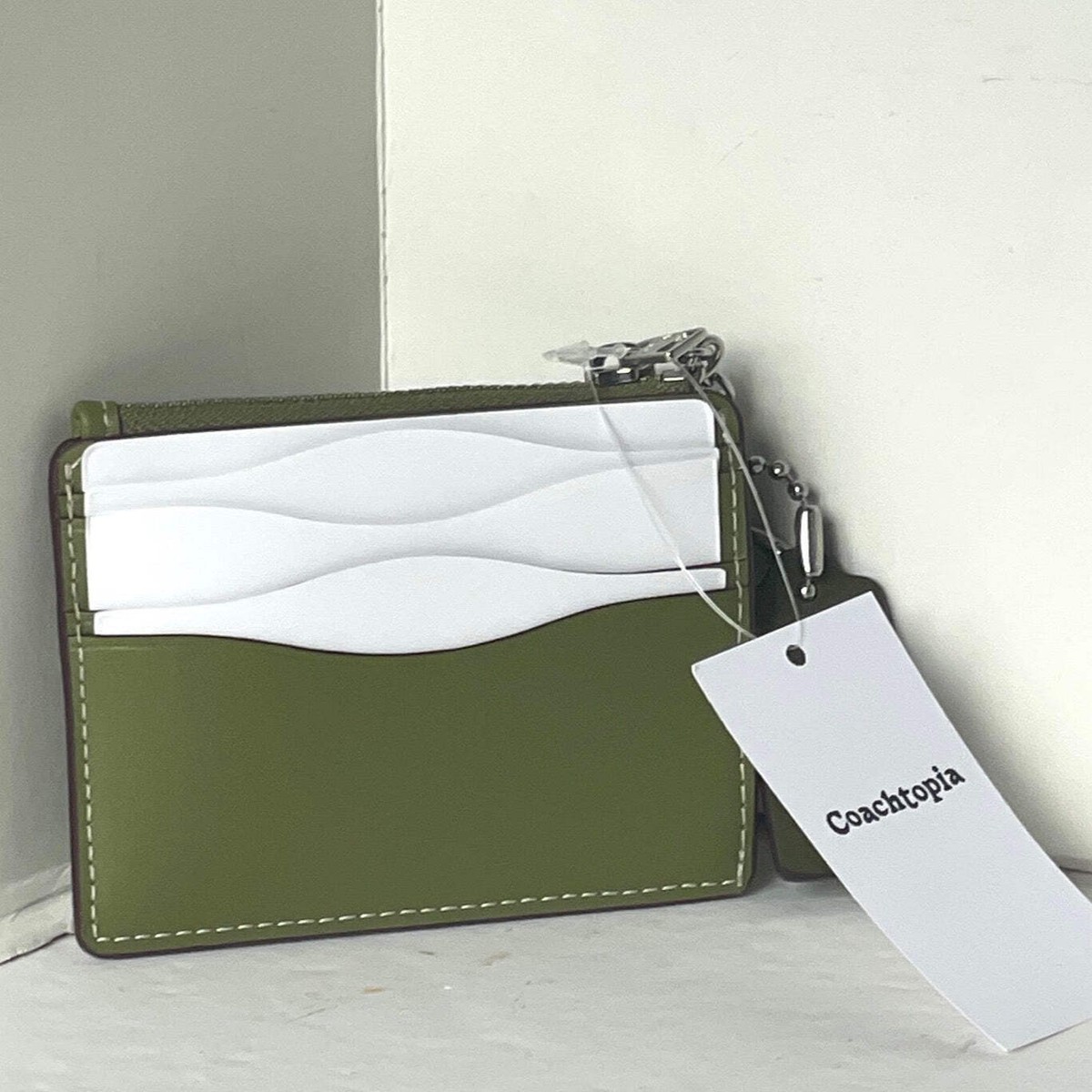 Coachtopia グリーンレザーポーチ Coach Wavy Zip Card Case Wallet Coachtopia Olive Green