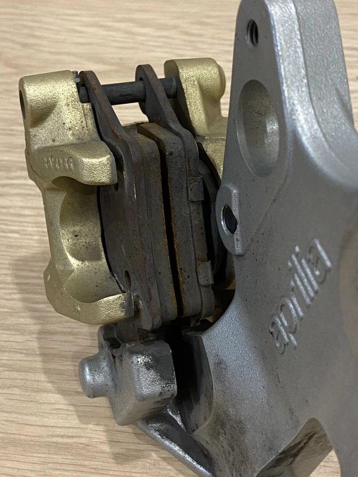 Portafreno y pinza trasera Brembo Aprilia Dorsoduro 1200  Foto 4 de 4