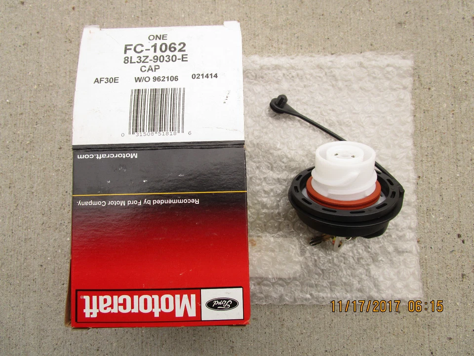 08 FORD CROWN VICTORIA BASE LX TANQUE DE COMBUSTIBLE GASOLINA TAPA DE LLENADO AMARRE LLAVE CERRADURA FABRICANTE DE EQUIPOS ORIGINALES NUEVO Foto 2 de 2