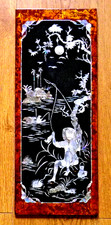 Tableau Japon ancien en bois laqué noir décor en nacre pécheur, jonque et arbres