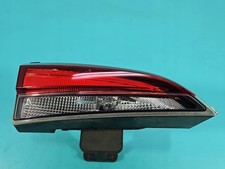 Linke Rückleuchte Skoda Kamiq HB von der Heckklappe aus Europa / IM 16862