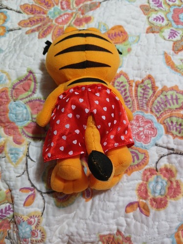 Plush Garfield Valentine 7” Stuffed Animal Heart Boxers - Picture 3 of 4