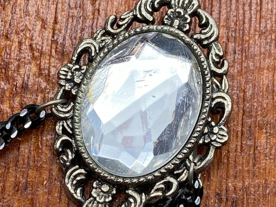 Broche prendedor vintage de plástico plateado aspecto victoriano aspecto cristal ovalado Foto 3 de 4