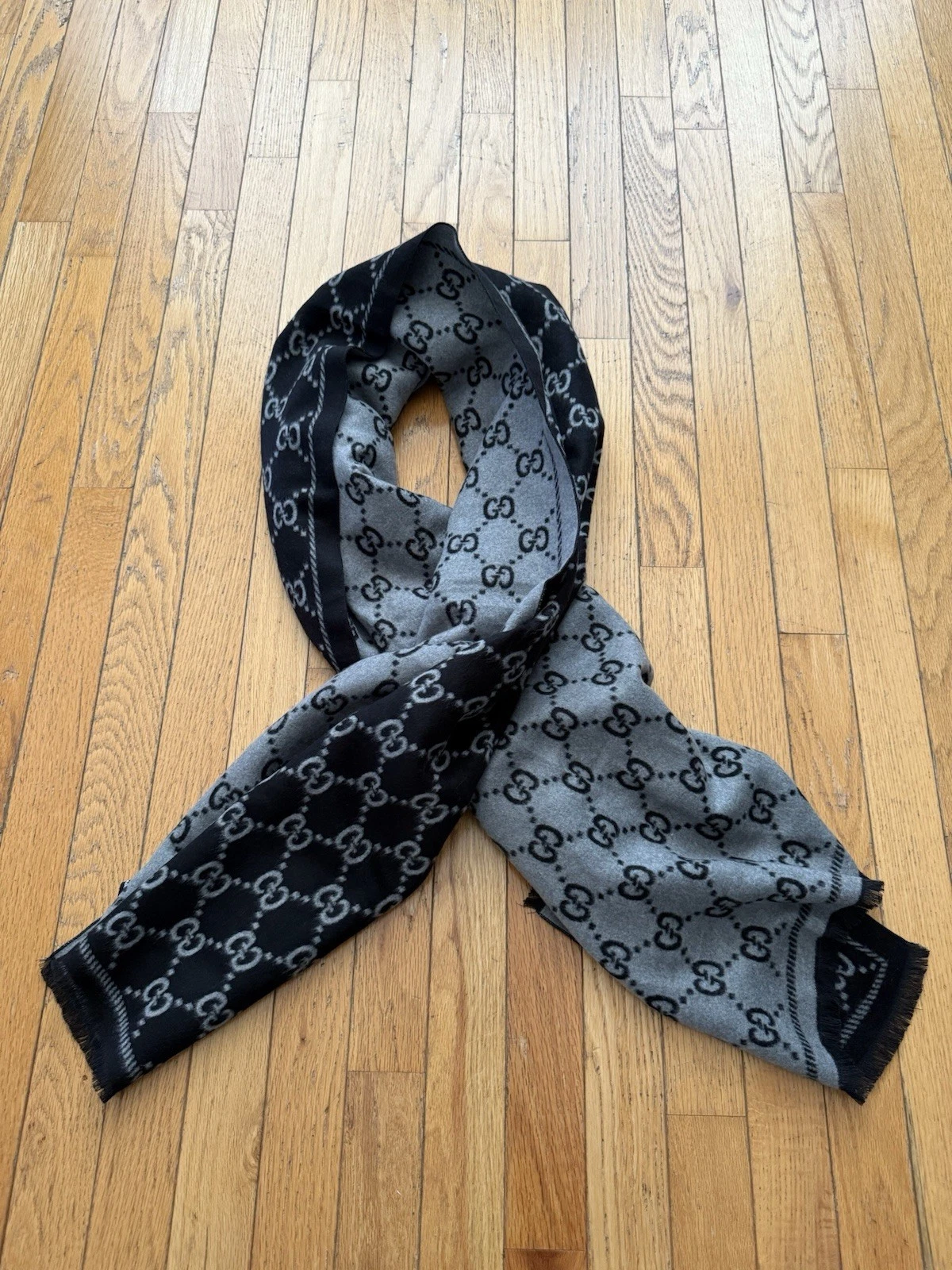 Foulard GUCCI gris noir logo GG design franges 25x72 en doux belle qualité épaisse