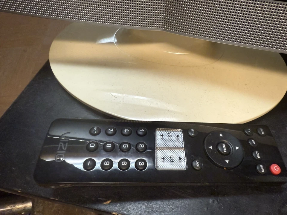 VIZIO VX240M 24" Full HD 1080p LCD HDTV Vintage Gaming TV W/ Remote Nice - Image 4 of 4