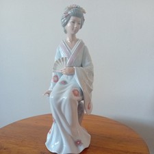 THE LEONARDO COLLECTION JAPANESE LADY SEATED WITH FAN FIGURINE BY ANNIE ROWE