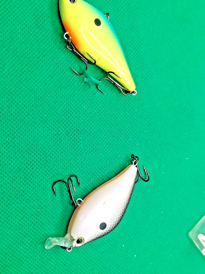 YO-ZURI ,2 - MULTI-COLORED CRANKBAIT . - Image 2 of 4