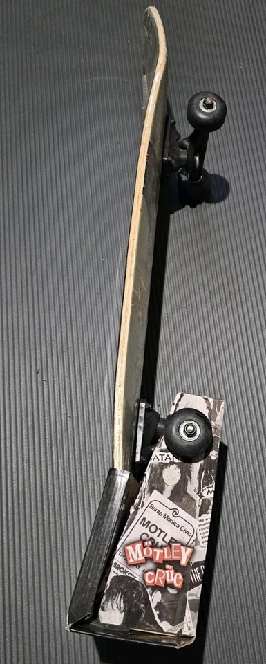 Monopatín sellado Motley Crue Dr Feelgood 2011 oficial Mick Mars Nikki Sixx Foto 3 de 3
